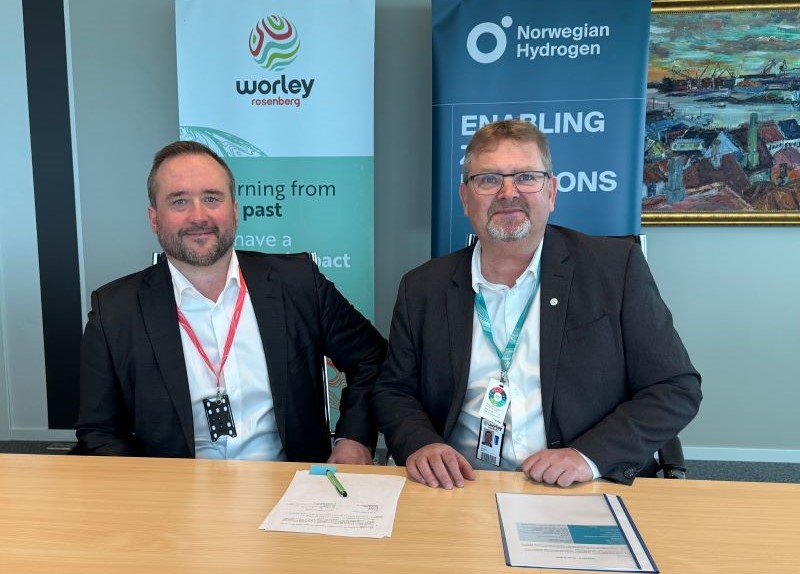 Norwegian Hydrogen CEO sitting at a table with Optravation EnergyRosenberg COO during contract signing.